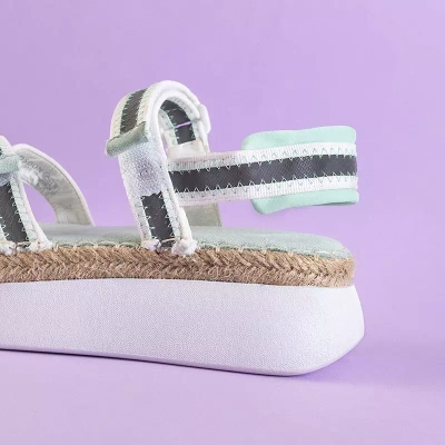 OUTLET Жіночі м'ятні босоніжки зі світловідбиваючими вставками Kollin - Взуття