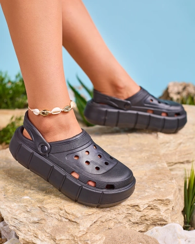 Royalfashion Černé dámské žabky s prolamovaným lemem Mightty