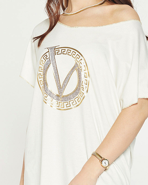 Бежева футболка з принтом і цирконами