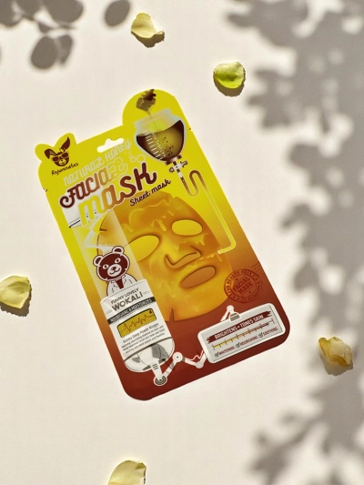 Maska na obličej s aktivním uhlím, která hluboce čistí, zpevňuje a stahuje póry