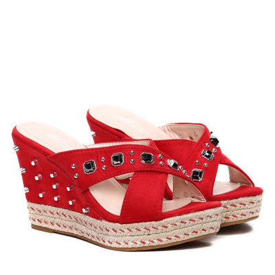 Czerwone klapki na koturnie- Obuwie