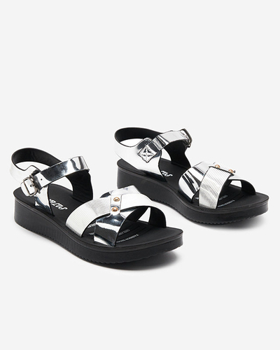 Lakované stříbrné sandály na plochém podpatku Pulqo- Footwear