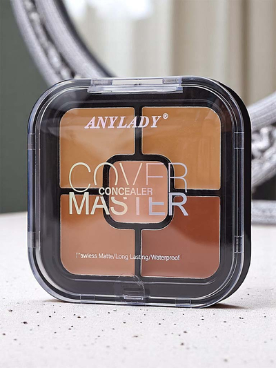 Matná a voděodolná konturační paleta s 5 korektory v nude odstínu 03