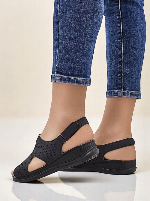 Royalfashion Жіночі сандалі з вирізами Leminni