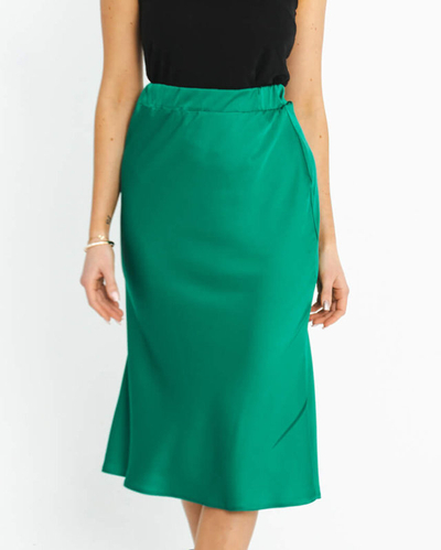 Зелена атласна спідниця міді