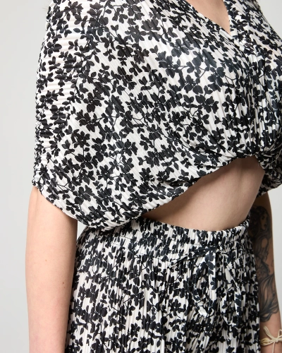 Білий жіночий плісирований комплект з чорними квітами - Одяг