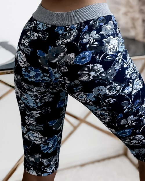 Жіночі шорти 3/4 темно-синього кольору з квітами PLUS SIZE - Одяг