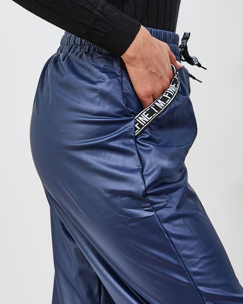 Royalfashion Вільні жіночі штани з екошкіри темно-синього кольору