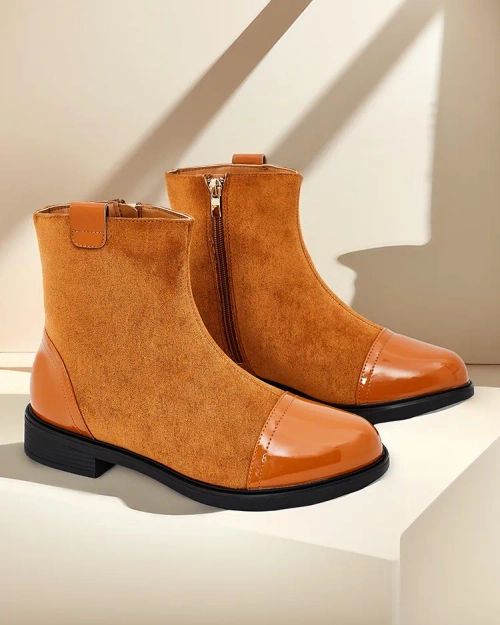 Класичні жіночі чоботи Royalfashion для щоденного носіння! Верх виготовлений з матової штучної шкіри, з вставками з лакової еко-шкіри. Зсередини відштовхує м'яких хутро. Невисока підбора забезпечує комфорт під час носіння! 87654321 <p>ІЗОЛЬОВАНІ ЖІНОЧІ ЧО