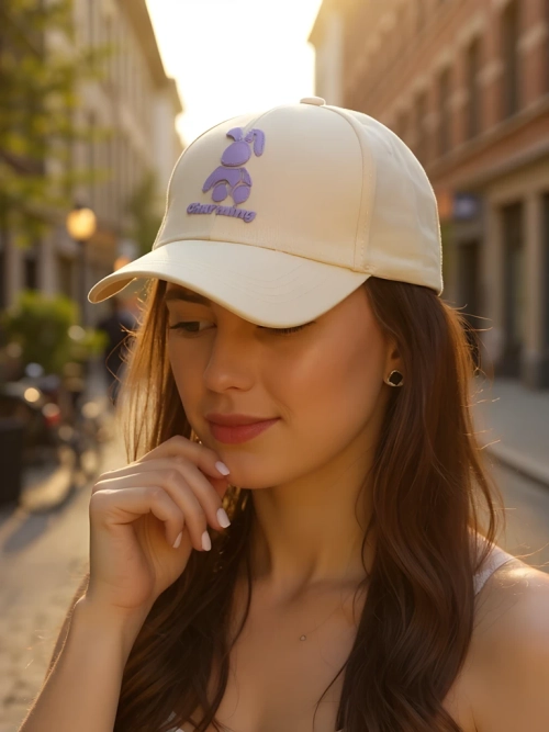 Royalfashion Кепка з нашивкою у вигляді підморгуючого кролика