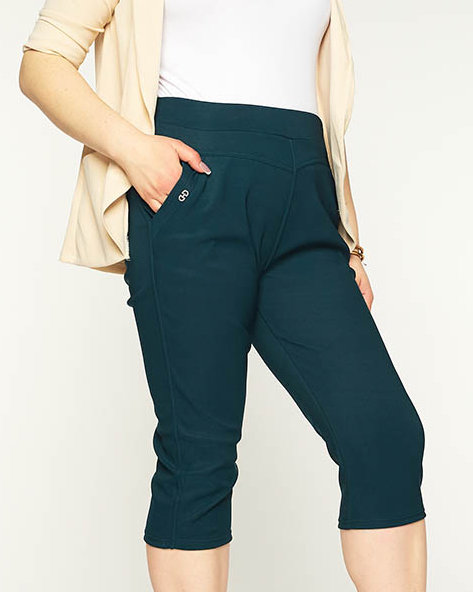 Темно-зелені жіночі шорти з тканини 3/4 PLUS SIZE - Одяг