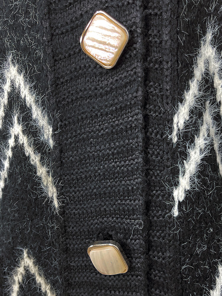 Royalfashion Vzorovaný černý dámský svetr s přehozem