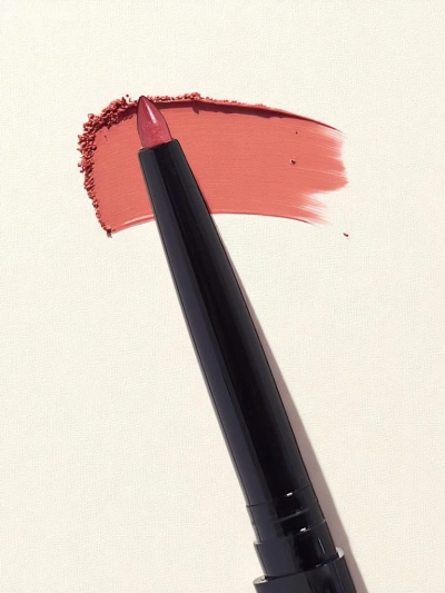 Konturovací tužka na rty v odstínu Soft Raspberry