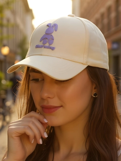 Royalfashion Кепка з нашивкою у вигляді підморгуючого кролика