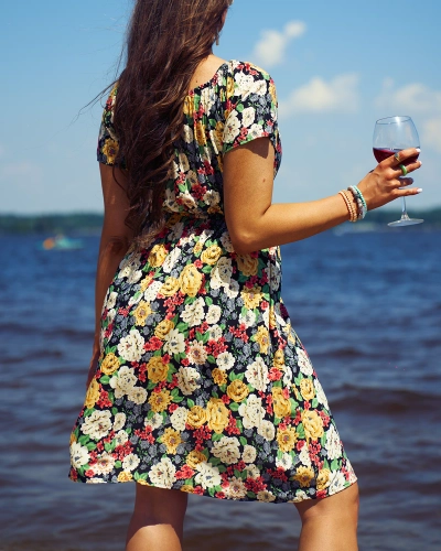 Жіноча квітчаста міні-сукня Royalfashion а-ля гіпюрові рукави чорного кольору