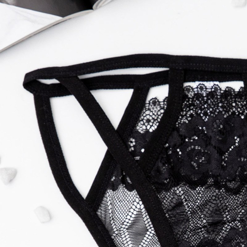 Жіночі чорні мереживні трусики з вирізом - Нижня білизна
