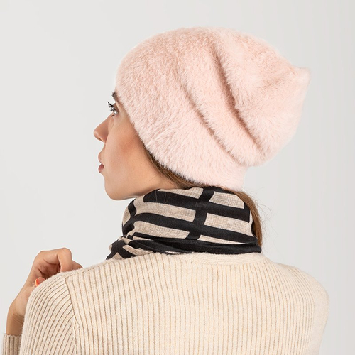 Рожева жіноча хутряна шапка зі стразами