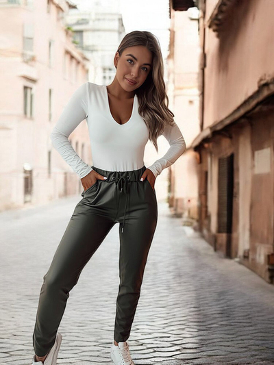 Royalfashion Dámské kalhoty z ekokůže v tmavě zelené barvě