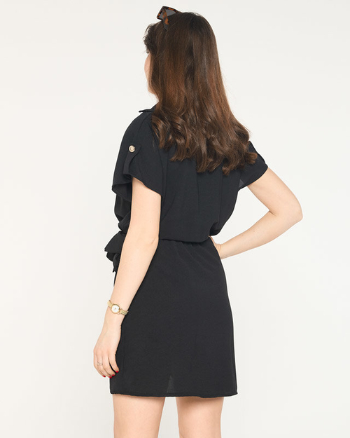 Чорна сукня із зав'язаним поясом