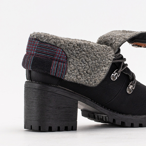 OUTLET Чорні жіночі чоботи на посту Royaltan - Взуття