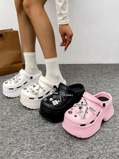 Royalfashion Жіночі гумові сланці з декораціями Dellos