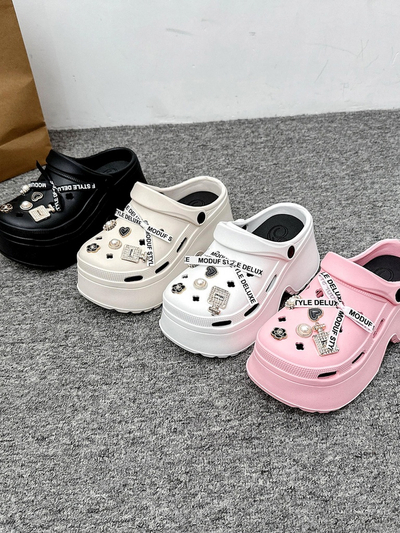 Royalfashion Жіночі гумові сланці з декораціями Dellos