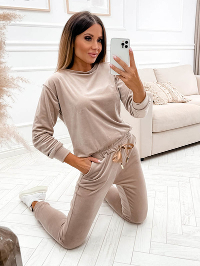 Бежевий жіночий велюровий спортивний комплект із золотою нашивкою - Одяг