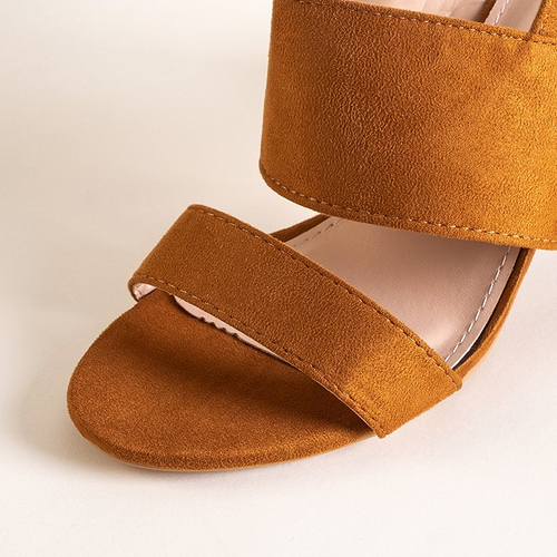 Коричневі жіночі босоніжки на підборах Akimo