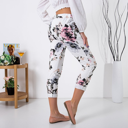 Білі жіночі штани з рожевим квітковим принтом