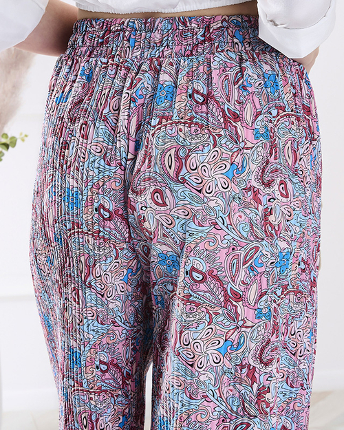 Жіночі брюки з візерунком на широких штанинах синього кольору - Одяг