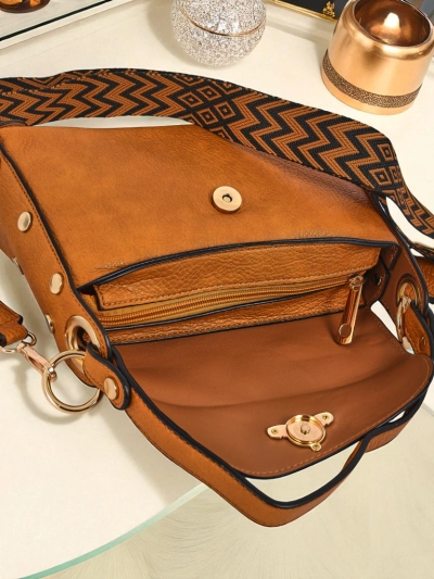 Dámská kabelka Minerva žlutá z eko kůže, ozdoba zlatá včela, boho popruh