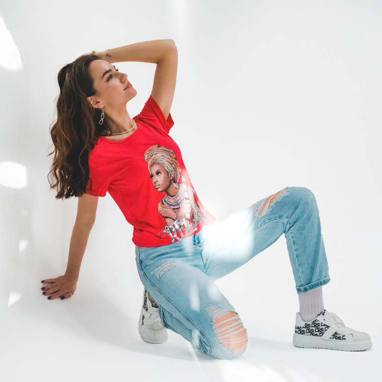 Červené dámské tričko s barevným potiskem a flitry - Oblečení