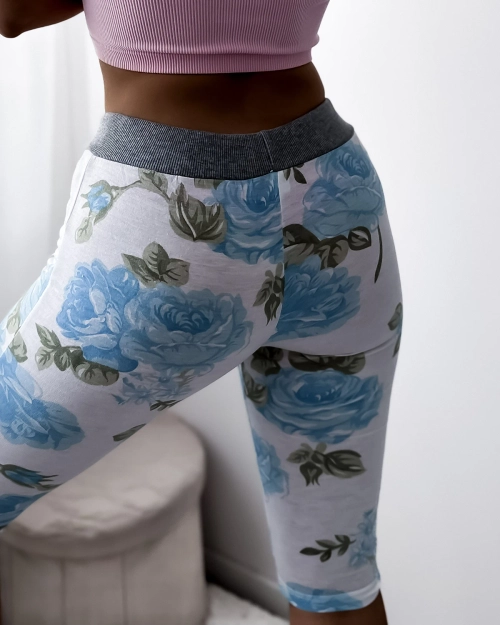 Жіночі білі шорти 3/4 довжини з блакитними квітами - Одяг