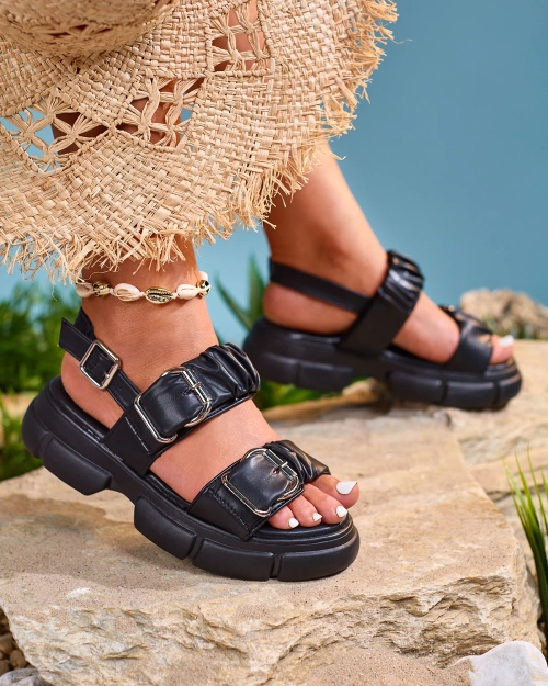 Чорні жіночі босоніжки на потовщеній підошві з пряжками Seomm- Footwear