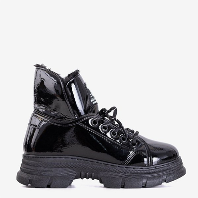 Černé lakované dámské boty od firmy Rostorie - Footwear