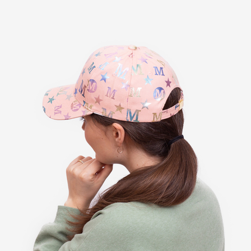 Жіноча рожева шапка з різнокольоровими буквами - Аксесуари