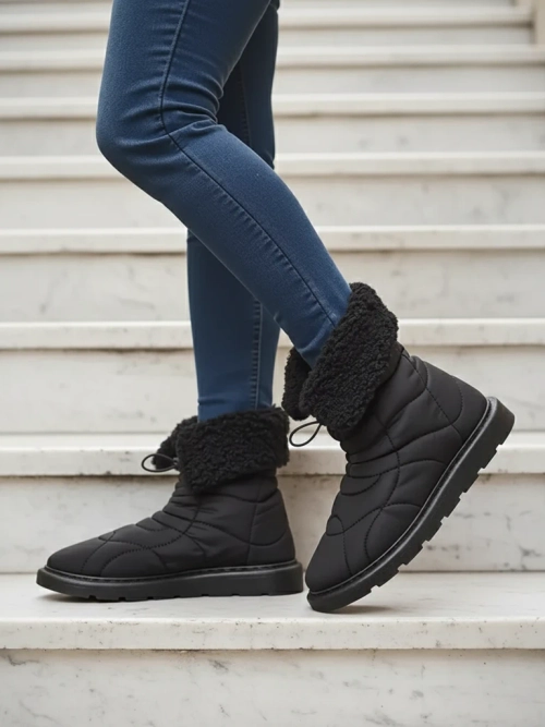 Жіночі чоботи в стилі сніжних чобіт. Oferita