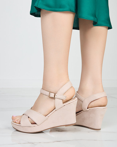 Бежеві жіночі босоніжки на танкетці Deklis