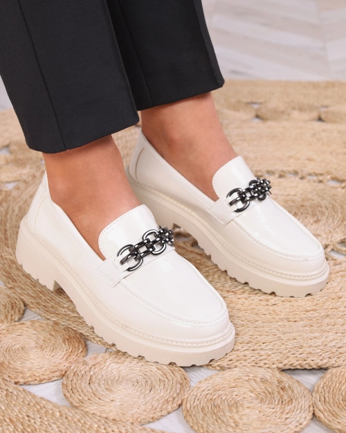 Жіночі лаковані мокасини кремового кольору Adolos- Footwear