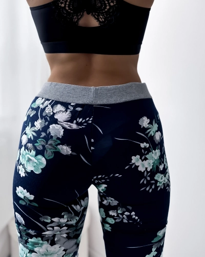 Dámské 3/4 tmavě modré kraťasy se zelenými květy PLUS SIZE - Oblečení