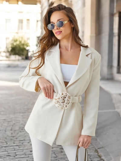 Royalfashion Жіночий блейзер з поясом та декоративною квіткою