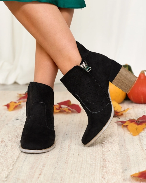 Чорні жіночі черевики Royalfashion на стійці та з вирізом Neafla