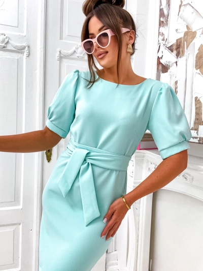 Royalfashion Dámské šaty ke kolenům s krátkými zvonovými rukávy a opaskem