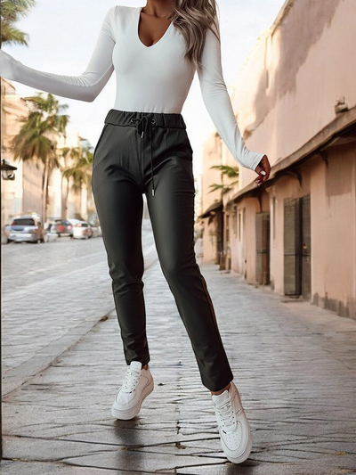 Royalfashion Dámské kalhoty z ekokůže v tmavě zelené barvě