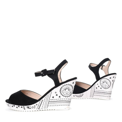 Czarne sandały na zdobionej koturnie Daga- Obuwie