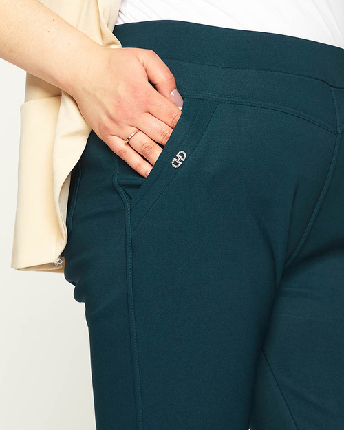 Темно-зелені жіночі шорти з тканини 3/4 PLUS SIZE - Одяг