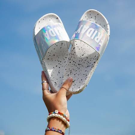 Білі та срібні жіночі сандалі на пляж - Взуття 1