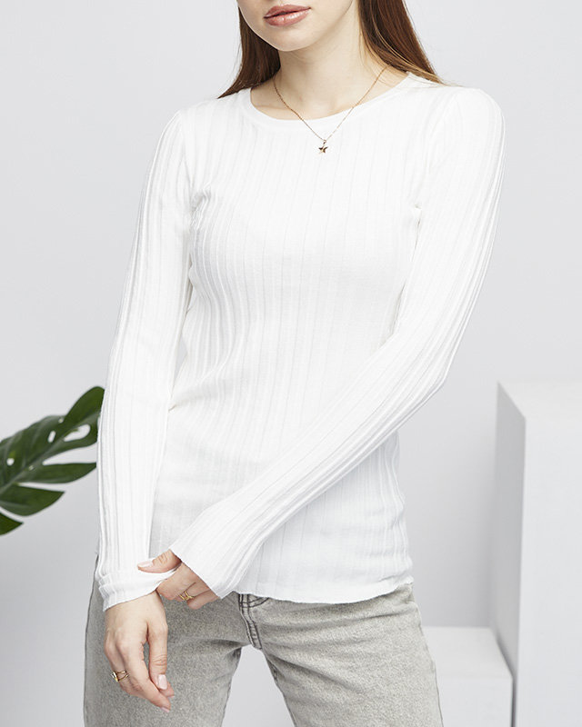 Білий жіночий светр з круглим вирізом