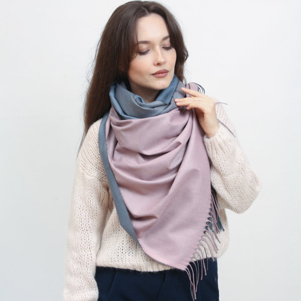 Сіро-рожевий жіночий двосторонній шарф з китицями - Аксесуари